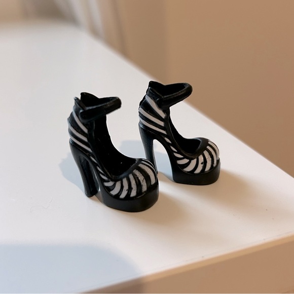 Monster High Doll Frankie Stein (G1) Shoes - Picture 3 of 3